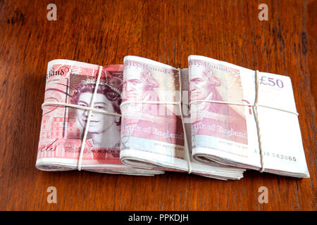Trois piles chacune de £1000 - £3000 dans Banque d'Angleterre £50 notes. Banque D'Images