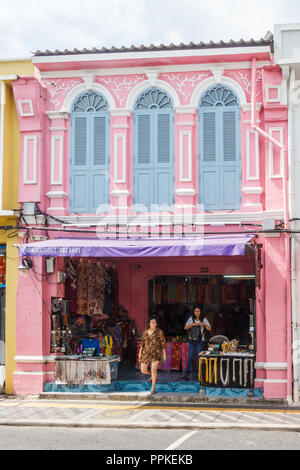 Phuket, Thaïlande - 2 septembre 2018 : style sino portugais sur Thalang Road shophouse. La vieille ville est célèbre pour son architecture. Banque D'Images