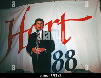 L'ancien sénateur Gary Hart tournant pour le sénateur Gary Hart, candidat à la nomination présidentielle démocratique en 1988, à San Francisco, Californie Banque D'Images