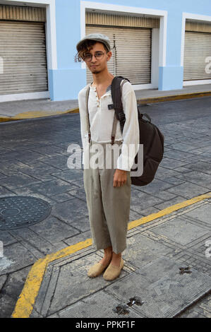 Cool à guy, au centre-ville de Merida, Yucatan. Il porte des vêtements de style vintage, y compris beret et bretelles. Banque D'Images