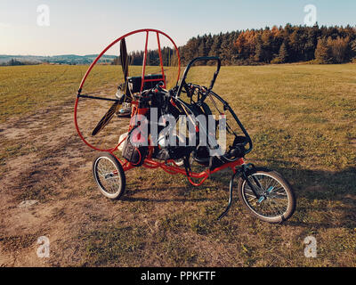 Powered Paragliding véhicule sur terrain avec de l'herbe bien verte, préparé pour le battant Banque D'Images