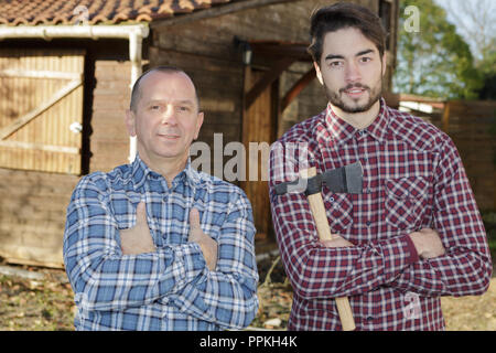 Deux bûcherons à l'extérieur du bâtiment Banque D'Images