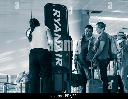 Ryanair worker checking des bagages à main avant l'embarquement. Banque D'Images