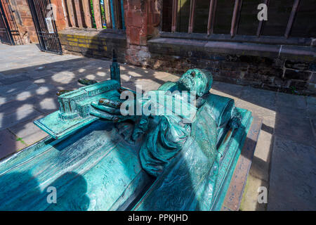 Tombe de Huyshe Yeatman-Biggs, premier évêque de Gand dans les ruines de l'ancienne cathédrale, Coventry, West Midlands, Angleterre, Royaume-Uni, Europe Banque D'Images