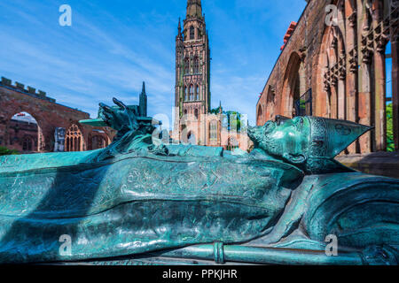 Tombe de Huyshe Yeatman-Biggs, premier évêque de Gand dans les ruines de l'ancienne cathédrale, Coventry, West Midlands, Angleterre, Royaume-Uni, Europe Banque D'Images