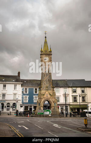 La tour de l'horloge dans le centre-ville de Machynlleth, Powys, Wales, UK Banque D'Images