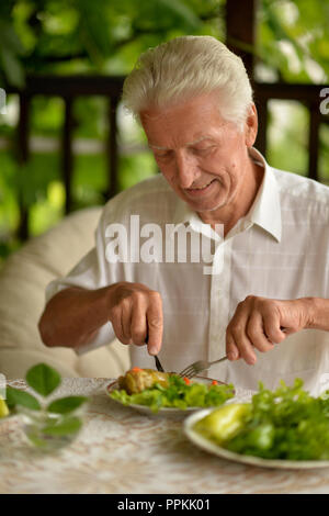 Portrait of handsome man eating breakfast Banque D'Images