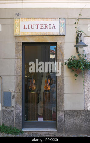 Une fenêtre d'atelier luthier à Crémone, en Lombardie, Italie Banque D'Images