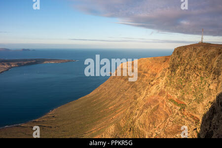 Vue du Mirador del Rio, Lanzarote, îles Canaries. Banque D'Images