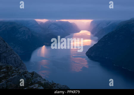 Lever de soleil sur l'Lysefjord vu depuis le rocher Pulpit, Rogaland,. Banque D'Images