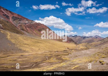 Paysage andin sur le chemin du retour de l'Arc-en-ciel, les montagnes des Andes, au Pérou. Banque D'Images