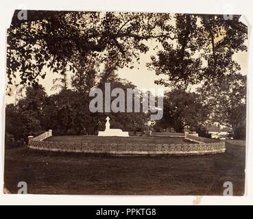 [Tombeau de Lady Charlotte Canning, Barrackpur ]. Artiste : Inconnu. Dimensions : Image : 15,3 x 20,2 cm (6 15/16 x 7 in.) Mont : 33,1 x 26 cm (13 1/16 x 10 1/4 in.). Date : 1858-61. Musée : Metropolitan Museum of Art, New York, USA. Banque D'Images