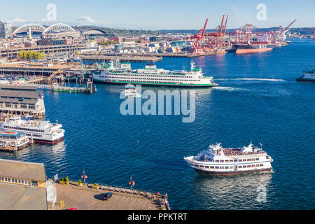 Vue aérienne de ferries et le bord de la zone portuaire de Seattle, Washington, United States Banque D'Images