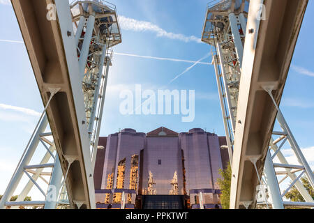 Les bâtiments modernes à Salford Quays avec ascenseur vertical Passerelle du millénaire. Banque D'Images