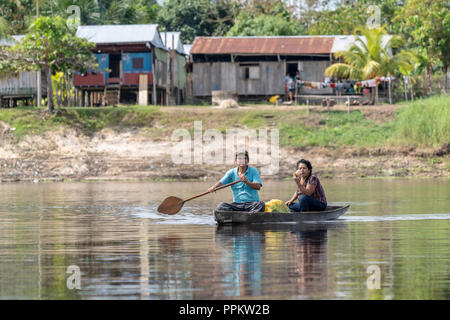 La réserve de Pacaya Samiria, Pérou, Amérique du Sud. Les autochtones du Pérou une pagaie de pirogue. (Pour un usage éditorial uniquement) Banque D'Images