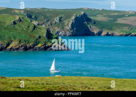 Bateau à voile à Jack son entre la pointe au Martin's Haven et Skomer Island, au Martin's Haven, près de Marloes, Pembrokeshire, Pays de Galles Banque D'Images