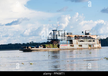 La réserve de Pacaya Samiria, Pérou, Amérique du Sud. Bateau sur le fleuve Ucayali prendre les gens et leurs produits, y compris un grand tas de bananes, à l'al. Banque D'Images