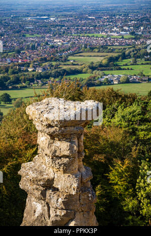 La cheminée Devil's Chimney à Leckhampton Hill surplombe Cheltenham Spa, en Angleterre Banque D'Images