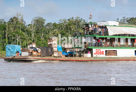 La réserve de Pacaya Samiria, Pérou, Amérique du Sud. Bateau sur le fleuve Ucayali prendre les gens et de vendre leurs produits au marché. (Pour u Banque D'Images