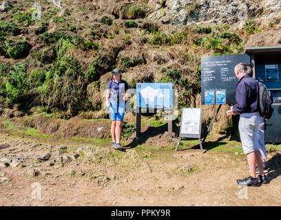 Le Directeur de l'établissement sur l'île de Skomer touristes donnant un exposé introductif sur l'île de Skomer, Pembrokeshire, Pays de Galles Banque D'Images