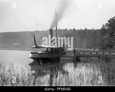 Bogserbåten Hercules, Stockholm, à vid en liten brygga i Stockholms skärgård - förmodligen Banque D'Images