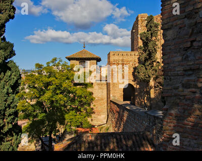 Tour fortifiée avec port d'entrée au château maure Alcazaba de Málaga, Espagne sur une journée ensoleillée Banque D'Images