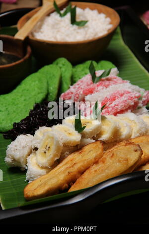 Lima Jaja Bali. Cinq sortes de gâteaux traditionnels balinais. Banque D'Images