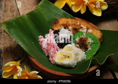 Lima Jaja Bali. Cinq sortes de gâteaux traditionnels balinais. Banque D'Images