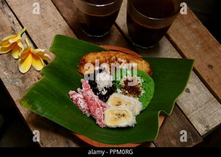 Lima Jaja Bali. Cinq sortes de gâteaux traditionnels balinais. Banque D'Images