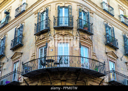 Fenêtres décoratives dans une petite rue latérale dans la zone centrale de la ville de Séville, Espagne . Banque D'Images