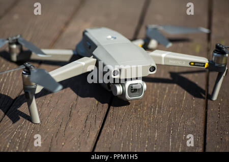 2 Mavic pro drone sur la table avec l'avion a ouvert les bras. Banque D'Images