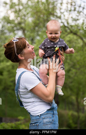 Femme avec bébé s'amuser dans la nature Banque D'Images