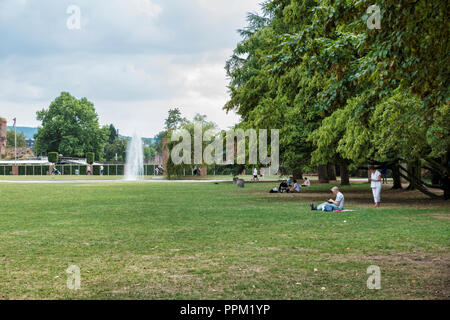 Trèves Allemagne,17-Aug-2018:des gens assis et releax dans le parc de la ville de la ville allemande de Trèves, Trèves est une vieille ville de l'époque romaine avec beaucoup de cultrure et parcs verts aussi Banque D'Images