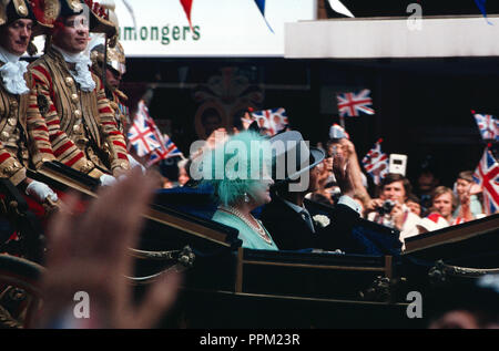 Reine Mère voyageant dans un chariot ouvert sur Fleet Street, Londres pour assister au mariage du Prince Charles de Lady Diana Spencer Banque D'Images