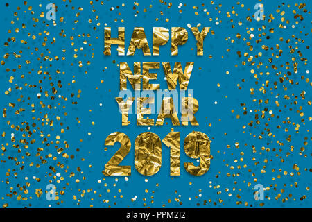 Bonne année 2019. Texte d'or. Confettis d'or. Glitter. Effet 3d ombre portée.. Fond turquoise, bleu Banque D'Images