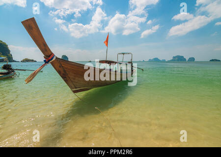 Bateau longtail, longue, en Thaïlande, Railay Beach resort, près de Phuket, Phi Phi et Ao Nang. Au cours de voyages en mer. Banque D'Images