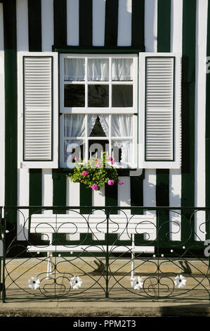 Rayures traditionnelles maisons peintes dans le petit village balnéaire de Costa Nova, Portugal Banque D'Images