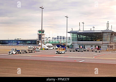 RIGA, Lettonie - août 28, 2018 : avis de l'Aéroport International de Riga (RIX) le matin Banque D'Images