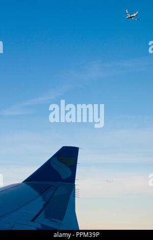 Vue verticale d'avions passant les uns les autres dans une situation d'attente en attente à la terre. Banque D'Images