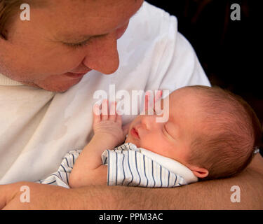 Portrait horizontal d'un fier papa avec son bébé. Banque D'Images