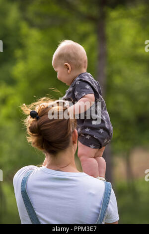 Femme avec bébé s'amuser dans la nature Banque D'Images