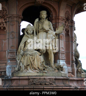 Détails sur la fontaine Doulton en terre cuite qui se trouve en face des peuples Palace Museum à Glasgow Green. Banque D'Images