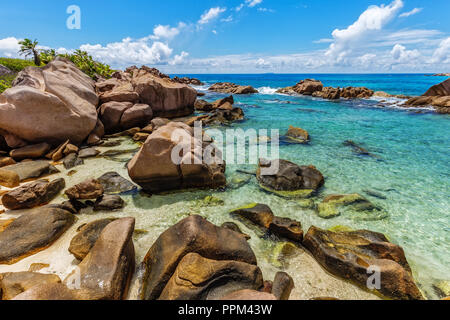 D'énormes rochers de granit se trouvent sur l'Anse Cocos sur La Digue et créer un paysage unique. Banque D'Images
