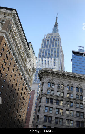 La ville de New York, New York - 10 Février 2016 : Empire State Building à la hausse dans le dos à New York City, New York Banque D'Images