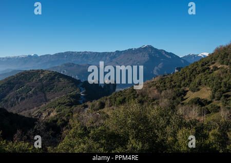 Paysage près de Kalambaka ville avec des montagnes du Pinde à l'arrière-plan. Près de monastères et les formations rocheuses des météores en Grèce. Banque D'Images