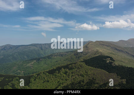 Vue de la Stara planina massif de montagne dans le sud-est de la Serbie de Babin Zub, Serbie. Banque D'Images