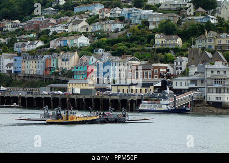 Bateaux sur la rivière Dart à Dartmouth, dans le sud du Devon. La ville de Kingswear peut être vu dans l'arrière-plan. Banque D'Images