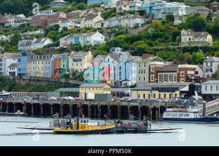 Bateaux sur la rivière Dart à Dartmouth, dans le sud du Devon. La ville de Kingswear peut être vu dans l'arrière-plan. Banque D'Images