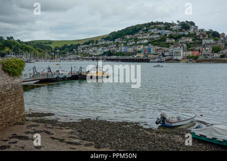 Bateaux sur la rivière Dart à Dartmouth, dans le sud du Devon. La ville de Kingswear peut être vu dans l'arrière-plan. Banque D'Images