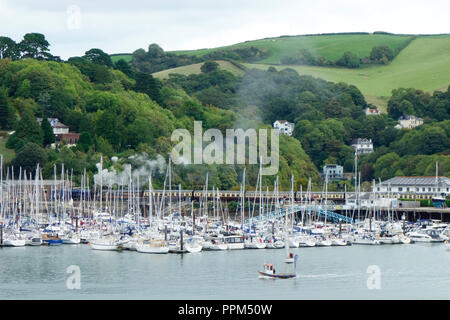 Bateaux sur la rivière Dart à Dartmouth, dans le sud du Devon. La ville de Kingswear peut être vu dans l'arrière-plan. Banque D'Images